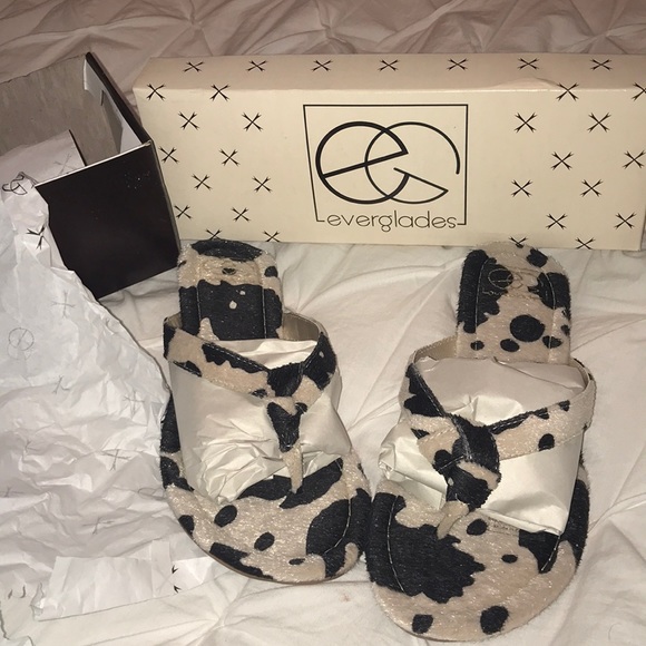everglades Shoes - Everglades Cow print flip flops. Brand New! Size 8
